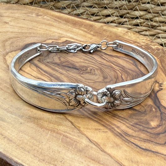 Silver Bracelet Daffodil Pattern